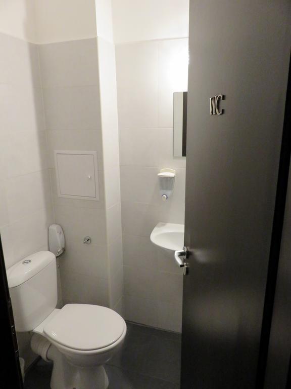 Zimmer mit Kingsize-Bett und Gemeinschaftsbad